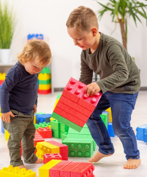 Kinder bauen mit MODO Softbausteinen rechts