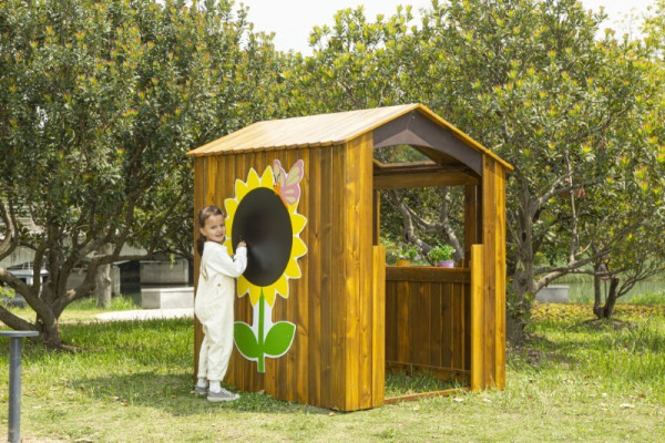 Kinder Spielhaus Kind Rückwand mit Bluemntafel innen