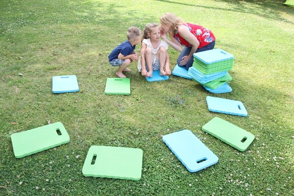 Sitzkissen Erzieherin mit Kindern outdoor innen