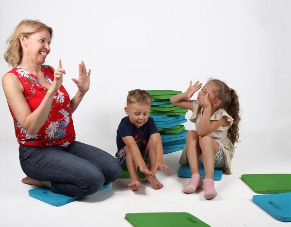 Sitzkissen Erzieherin mit Kindern links