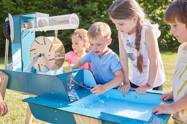 Kinder am Wellenspieler hinten