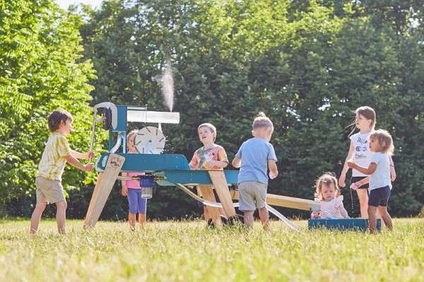 7 Kinder spielen am Wellenspieler oben