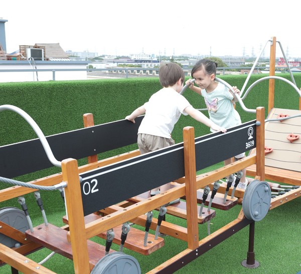 Eisenbahn mit Kriechtunnel Brücke rechts