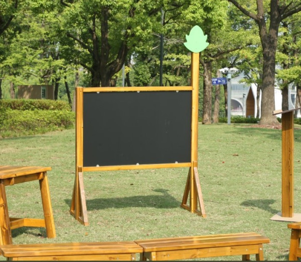 Outdoor Kreidetafel im Park links