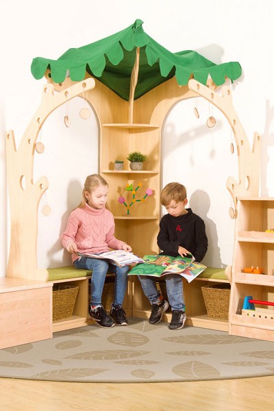 Buecherregal Kindergarten mit Kindern hinten