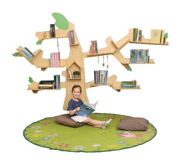 Bücherregal Baum auf Teppich hinten