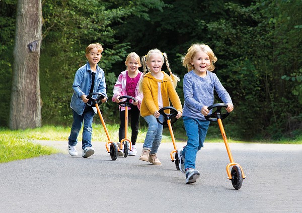 Wheelie mit Kinder draußen hinten