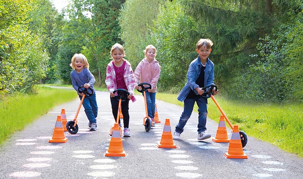 Kinder mit Wheelies draußen oben