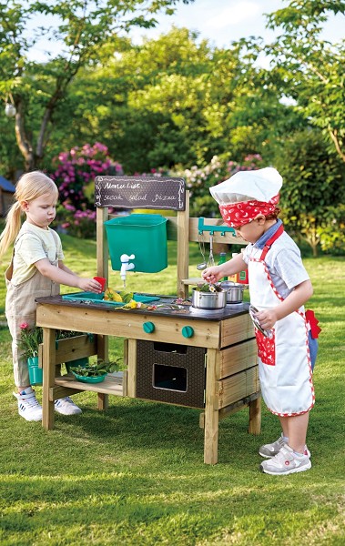 Outdoor Spielküche mit Kindern rechts