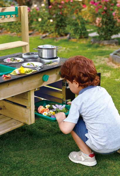 Outdoor Spielküche Kind beim Bacekn unten