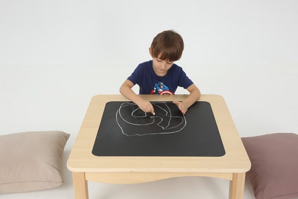 Bodenspieltisch mit Kreidetafel mit Kind rechts