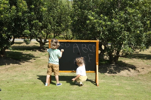 Outdoor Kreidetafel mit Kindern hinten