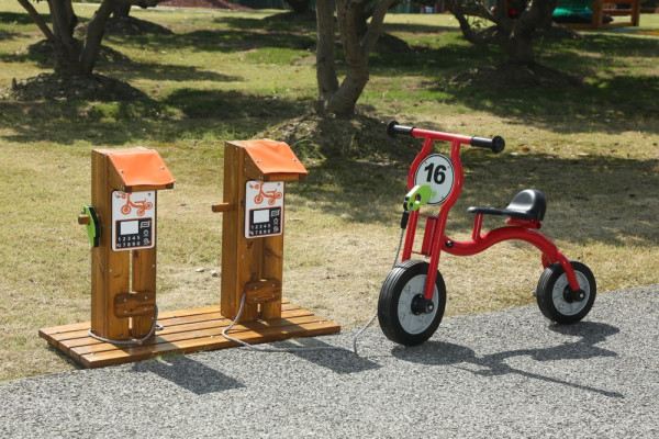 Laufrad Kindergarten mit Tankstelle unten