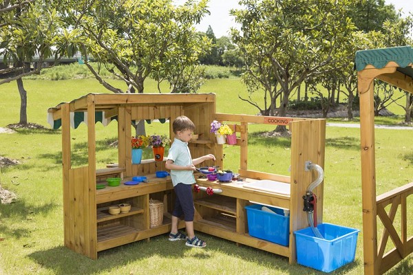 Outdoor Spielkueche Produkt von innen mit Kind links