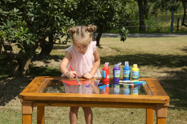 Outdoor Tisch, transparent Maedchen malt außen