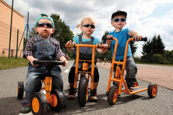 Kinder mit Mini-Fahrzeugen im Einsatz oben