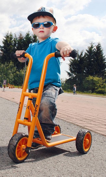 Kind auf Krippenroller Mini Rolly rechts