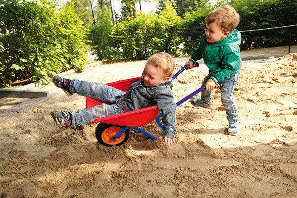 Schubkarre im Sandkasten hinten