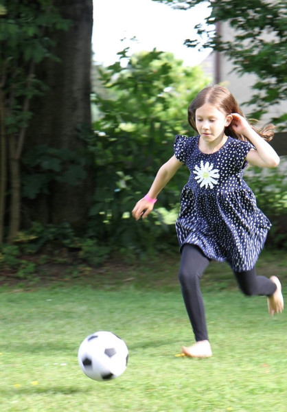 Softfussball Mädchen im Garten rechts