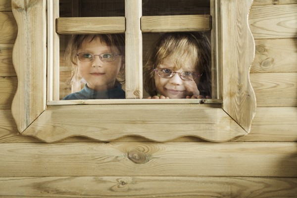 Kita Spielhaus mit Veranda Fenster mit Kindern links