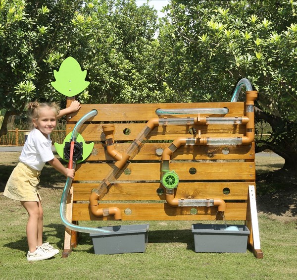 Outdoor Wasserwand Kind spielt links