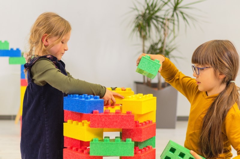 Mädchen bauen mit Softbausteinen unten