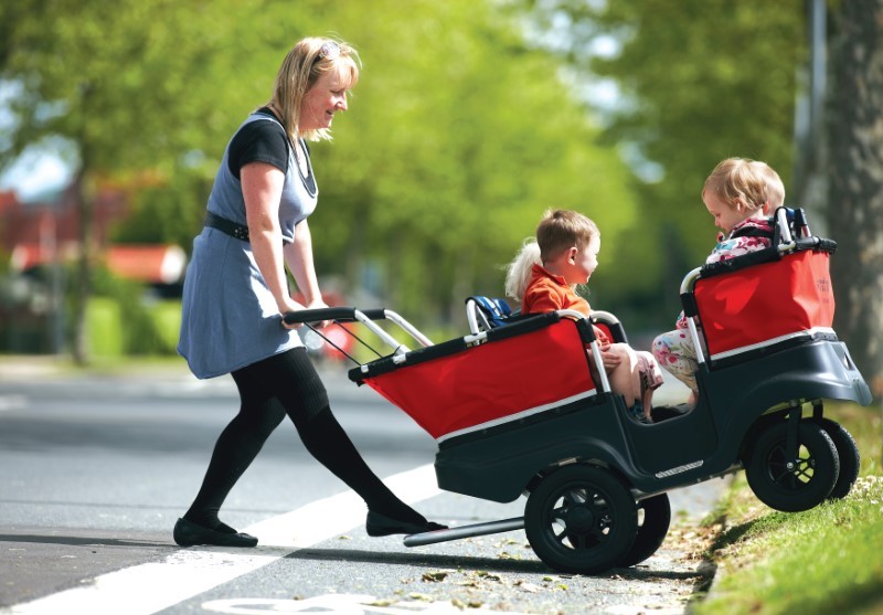 Winther Turtle Kinderbus mit Erzieherin hinten