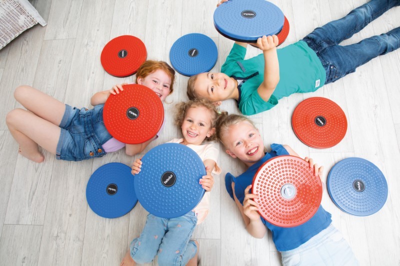 10 Balancier-Drehscheiben mit Kindern