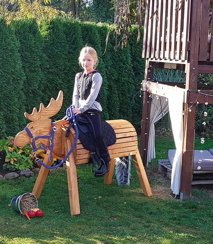 Reittier Elch mit Mädchen im Garten hinten