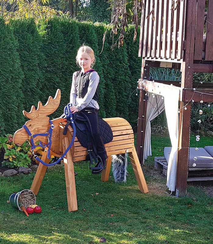 Reittier Elch mit Mädchen im Garten hinten