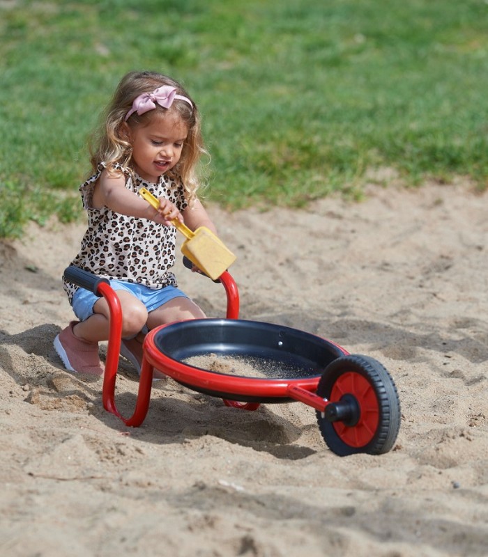 Runde Schubkarre Winther im Sand hinten