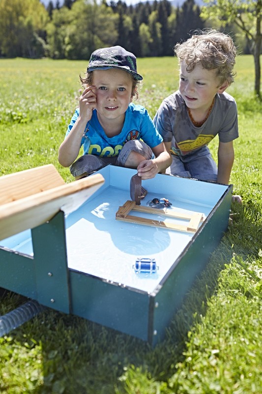 Wellenspieler Kinder am Becken links