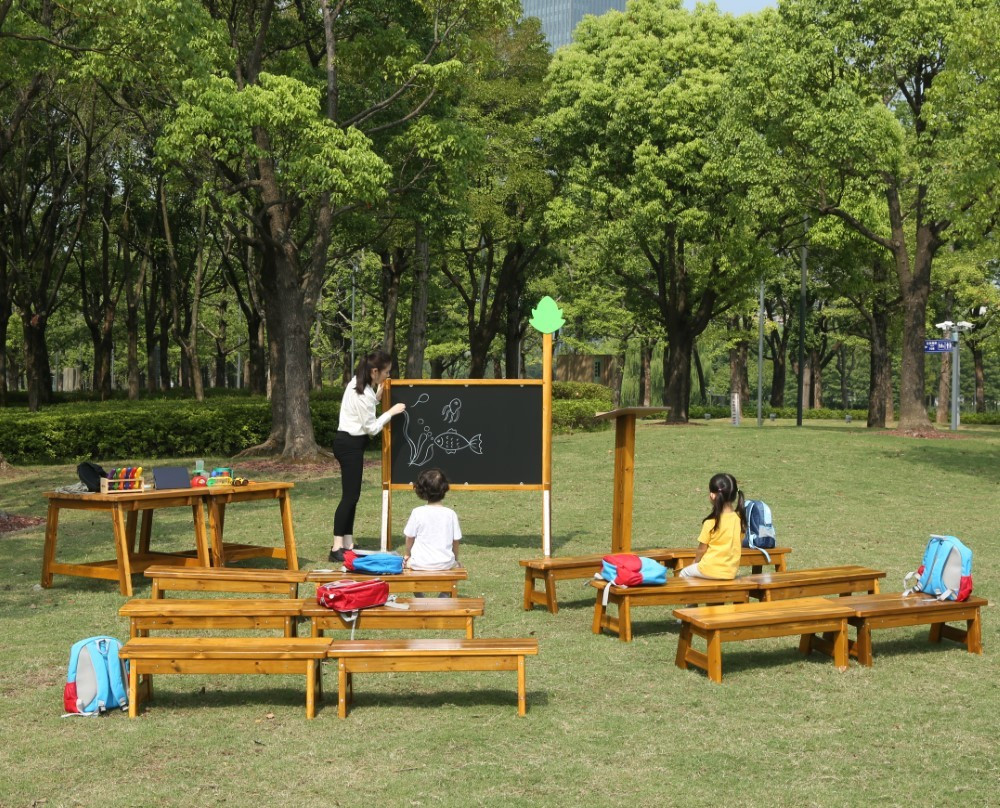 Outdoor Lernraum mit Kindern links