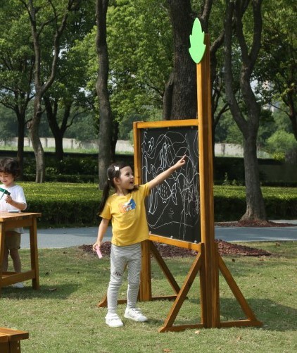 Outdoor Kreidetafel Kind hinten