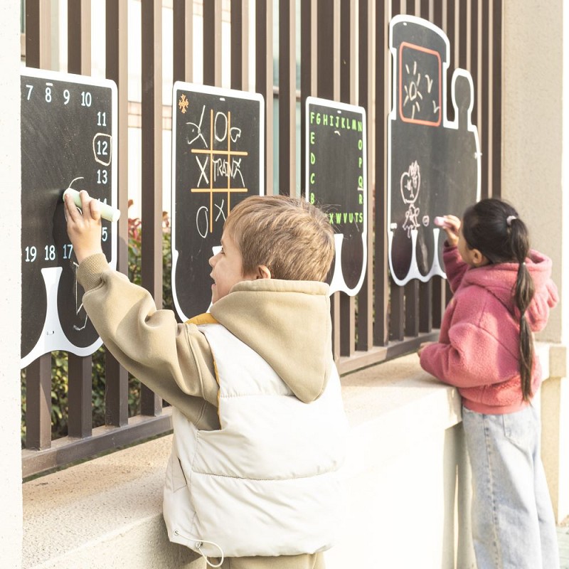 Outdoor Kreidetafeln Zug mit Kindern links