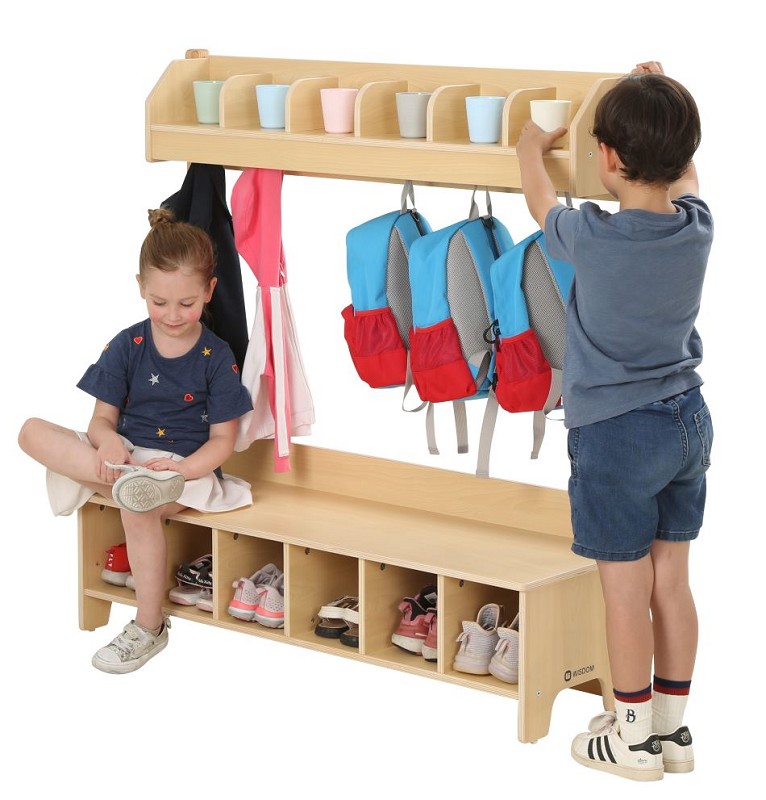 Kindergarten Garderobe mit Kinder hinten