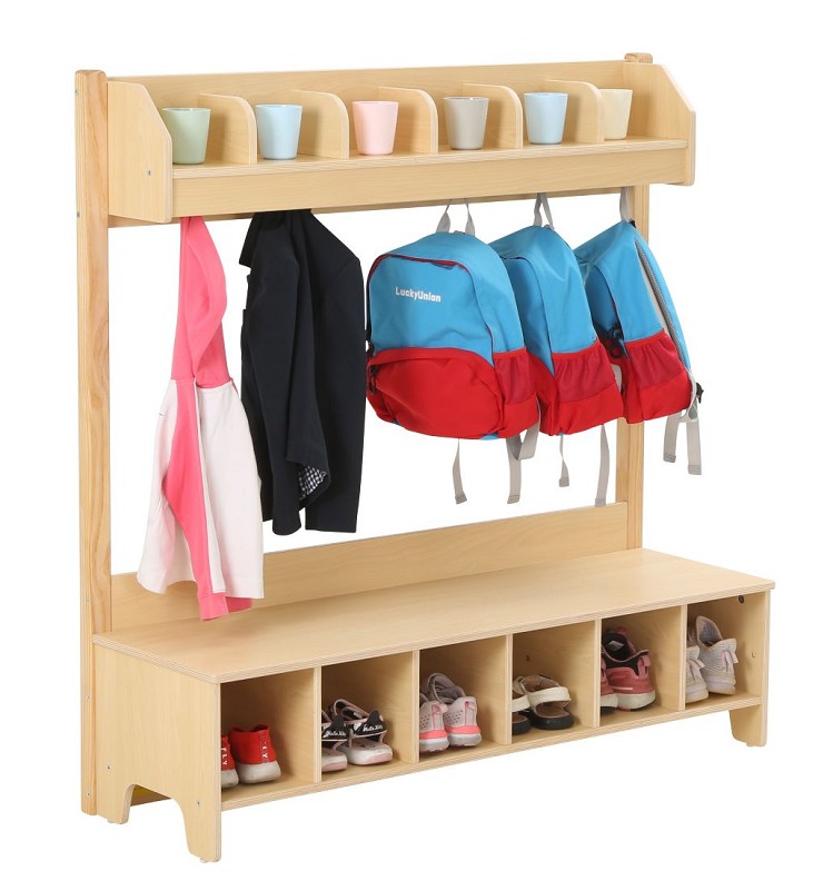 Kindergarten Garderobe mit Kleidern