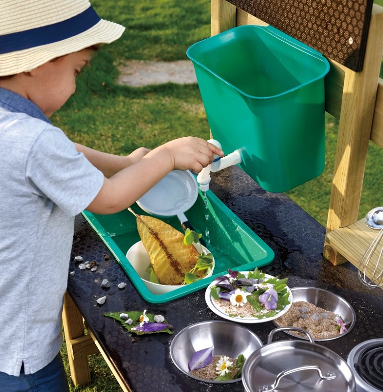 Outdoor Spielküche Kind hinten