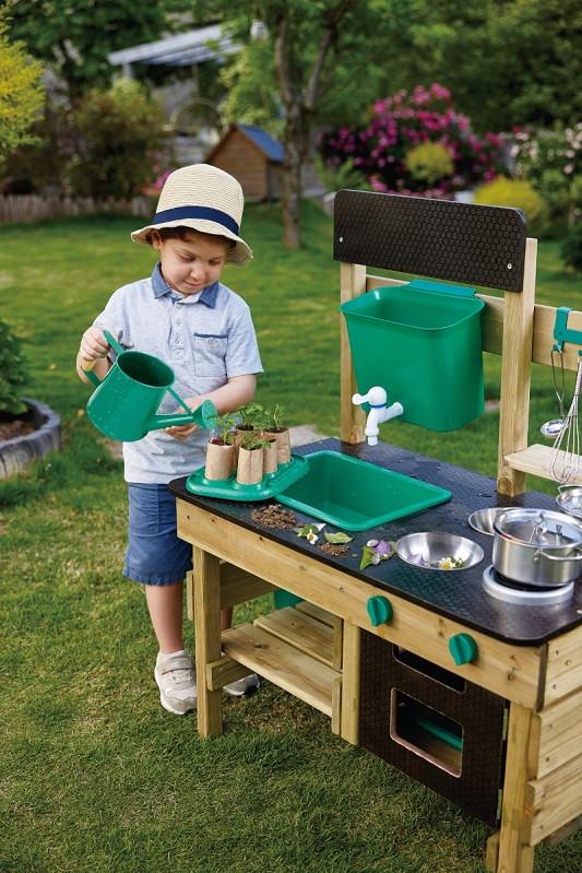 Outdoor Spielküche Kind beim pflanzen oben