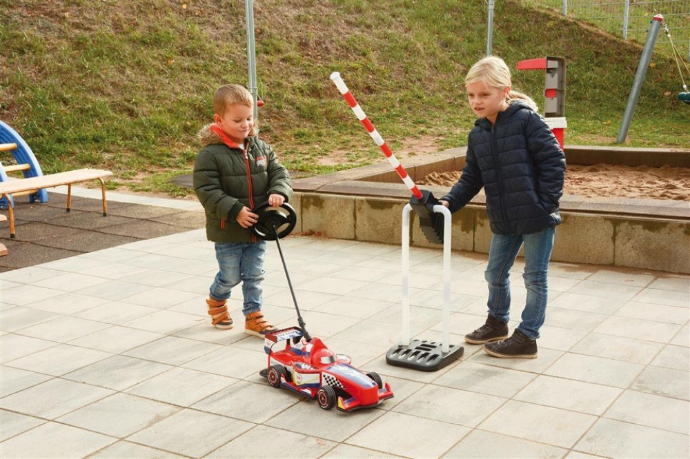 Schranke mit Kindern hinten