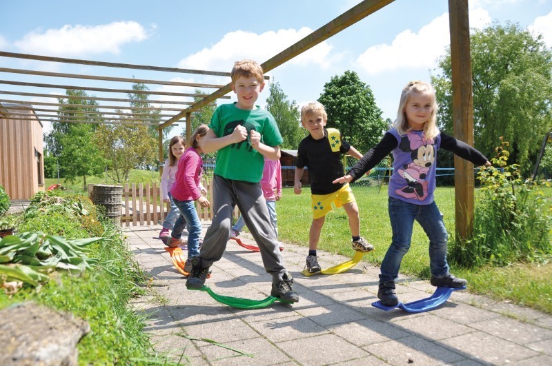 Balancewippe Entenlaeufter Kindergarten hinten