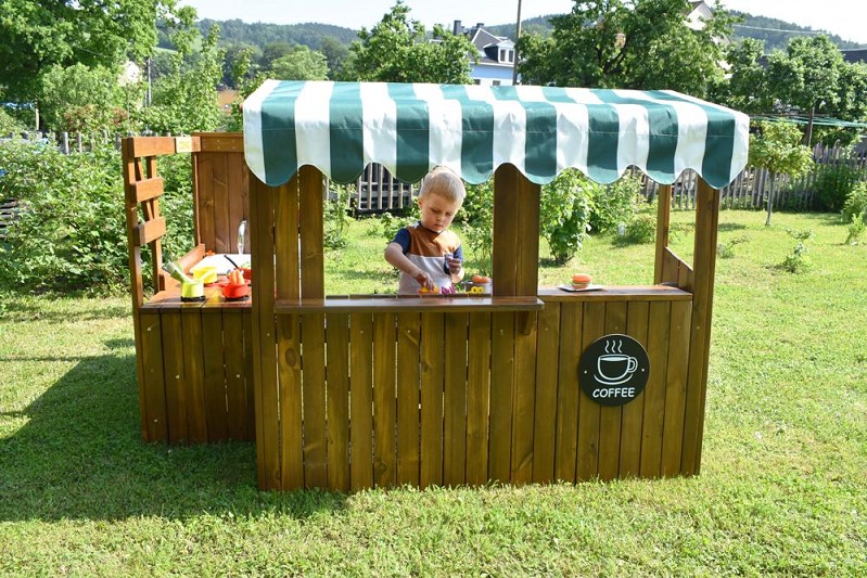 Outdoor Spielkueche mit Junge von vorn unten