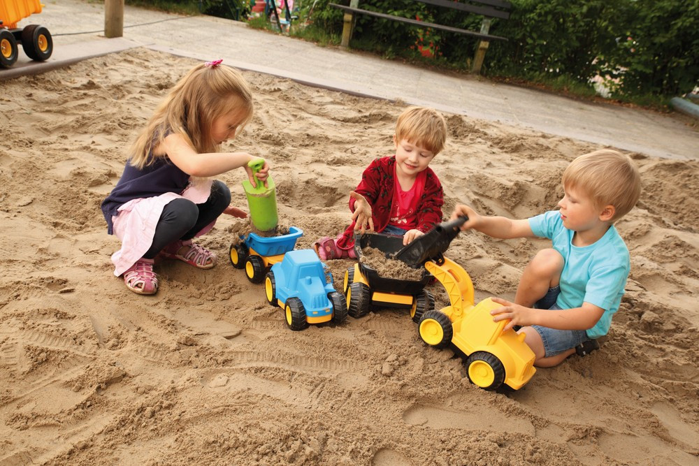 Radlader, Spielspaß im Sand links