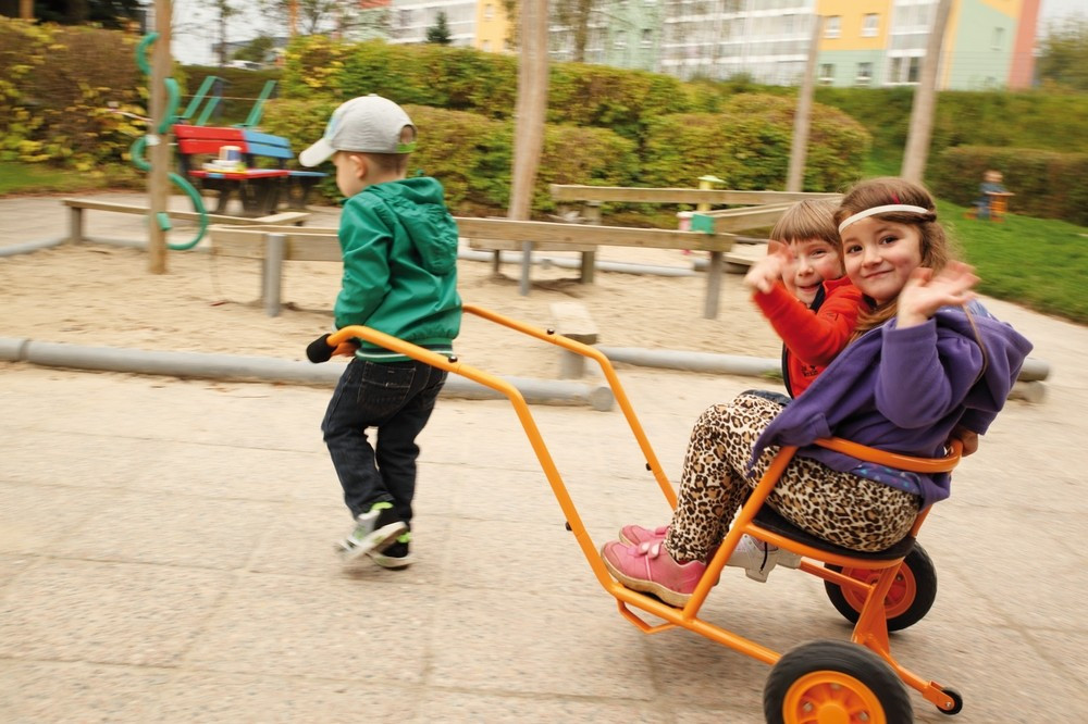 Rikscha mit Kindern im Einsatz rechts