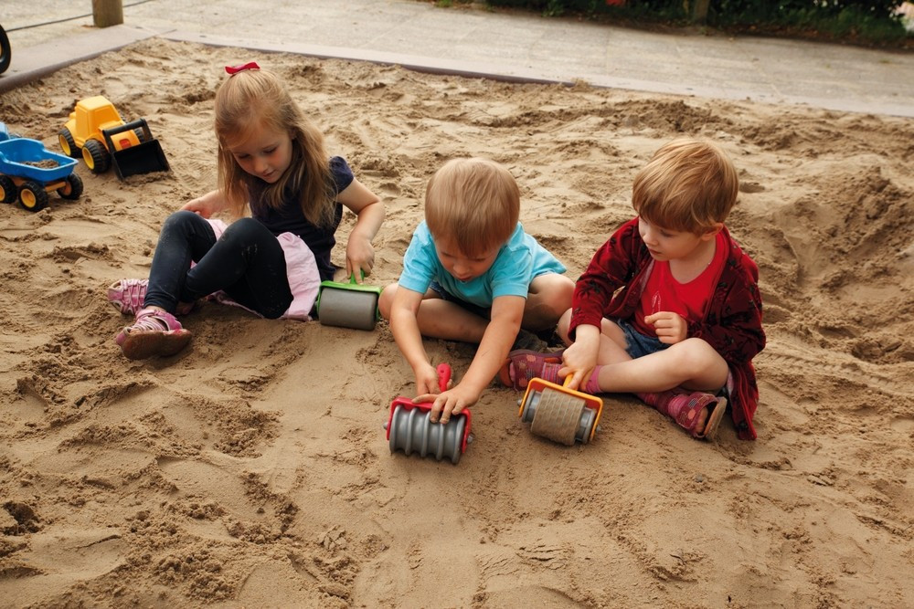 Motivroller im Sand innen