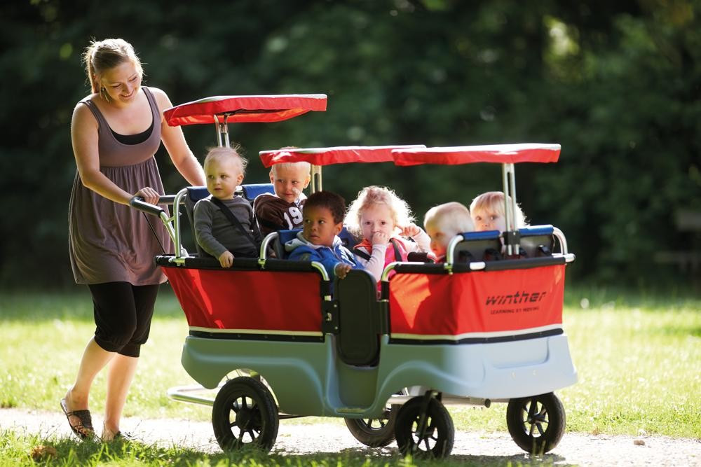 Kinderbus mit 6 Kindern und Erzieherin